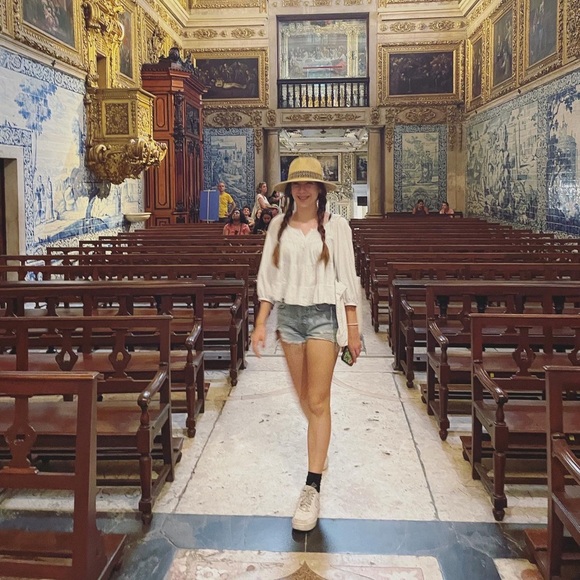 Meet your Poshers, Melissa & Perle - Picture 3 of 4